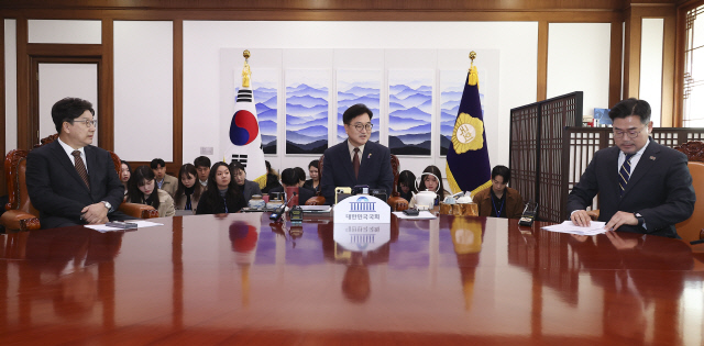 지난달 31일 서울 여의도 국회에서 우원식 국회의장(가운데)이 정부의 '10조 필수추경' 방안 등을 논의하기 위한 여야 원내대표 회동을 주재하고 있다. 왼쪽은 권성동 국민의힘 원내대표, 오른쪽은 박찬대 더불어민주당 원내대표. 공동취재=연합뉴스.